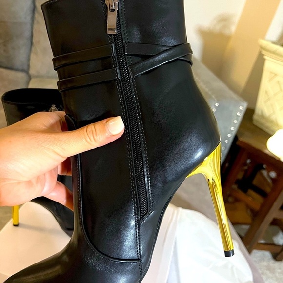 Elegant Black and Gold Heeled Boots with Pointed Toe - Picture 13 of 15